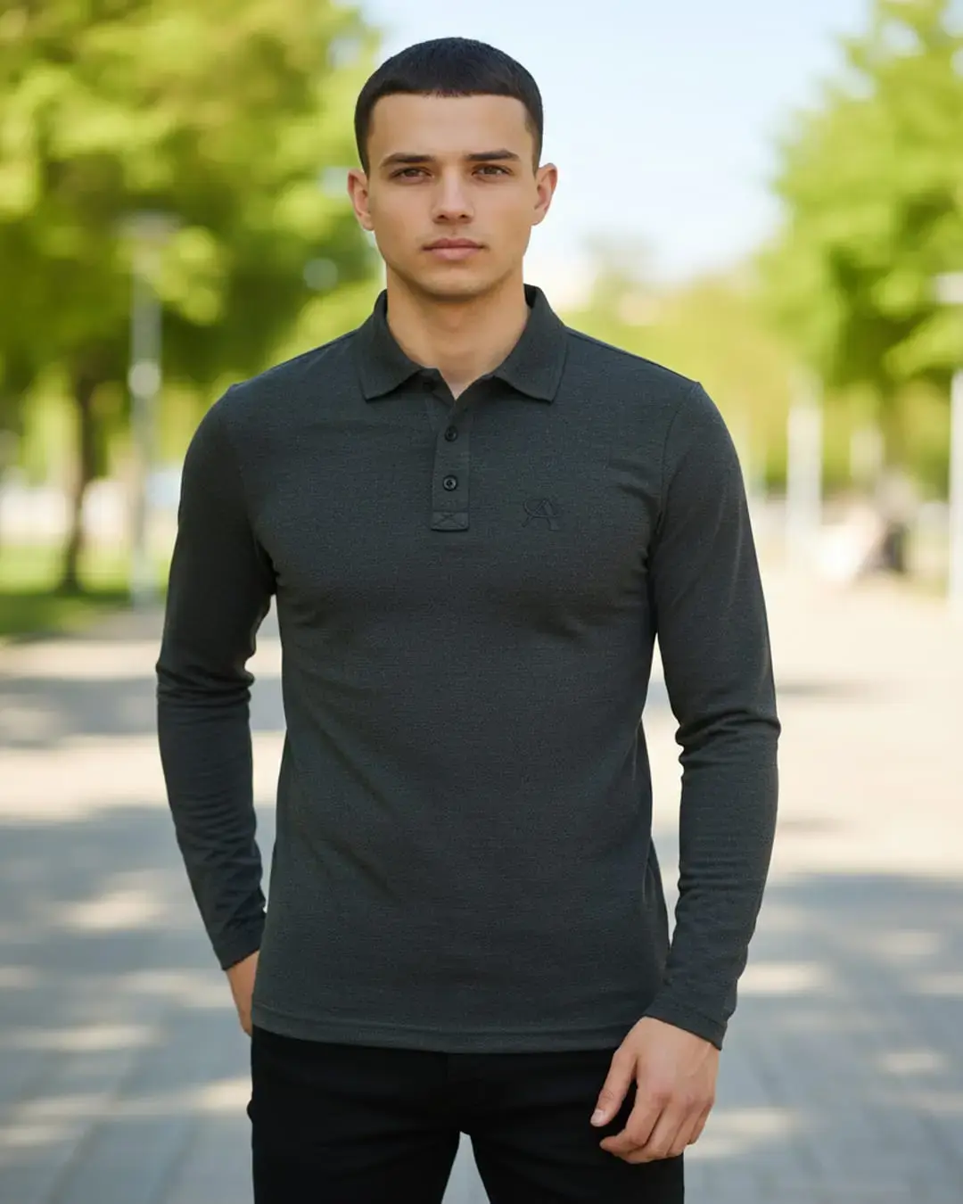 Alec uzun kollu polo yaka tişört giyen model